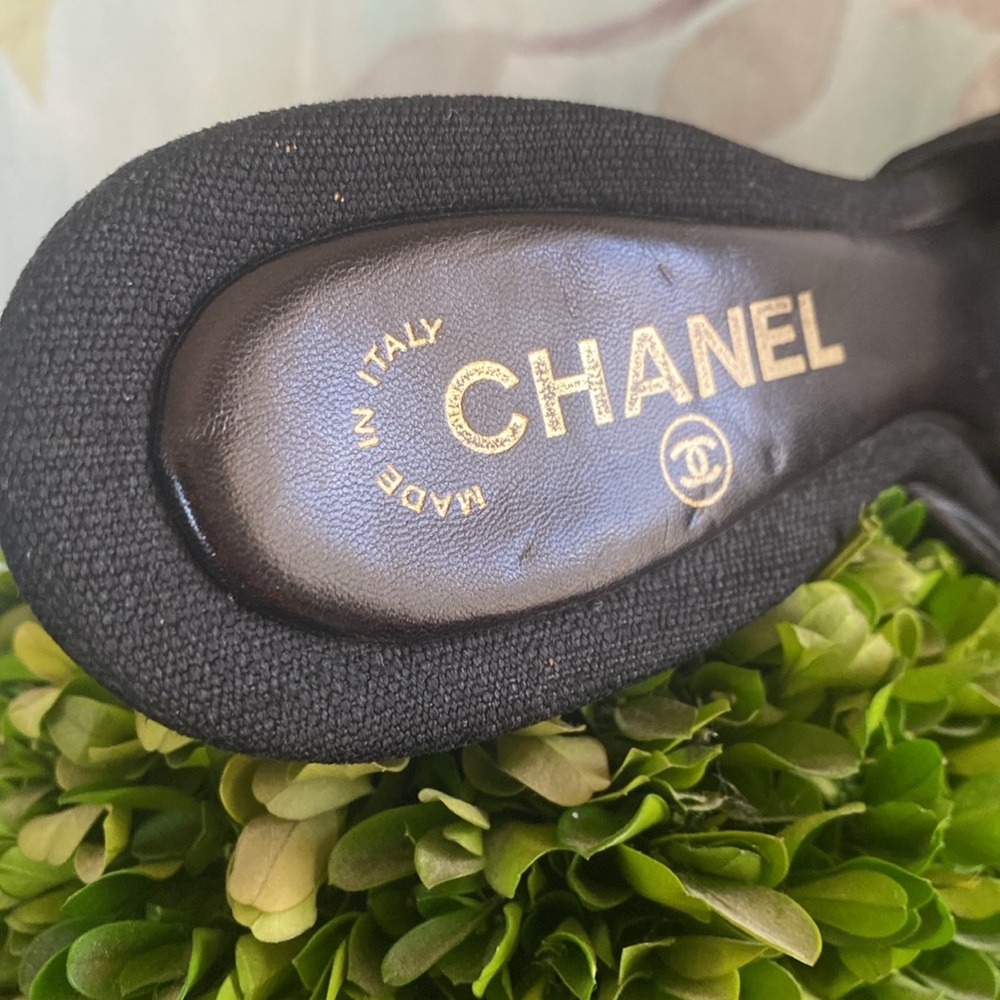 CHANEL 🖤BLACK🖤 LINEN HEELED SANDALS GOLD/WOOD FLORAL ACCENT SIZE 39.5 🌟GUC🌟 - Picture 6 of 17
